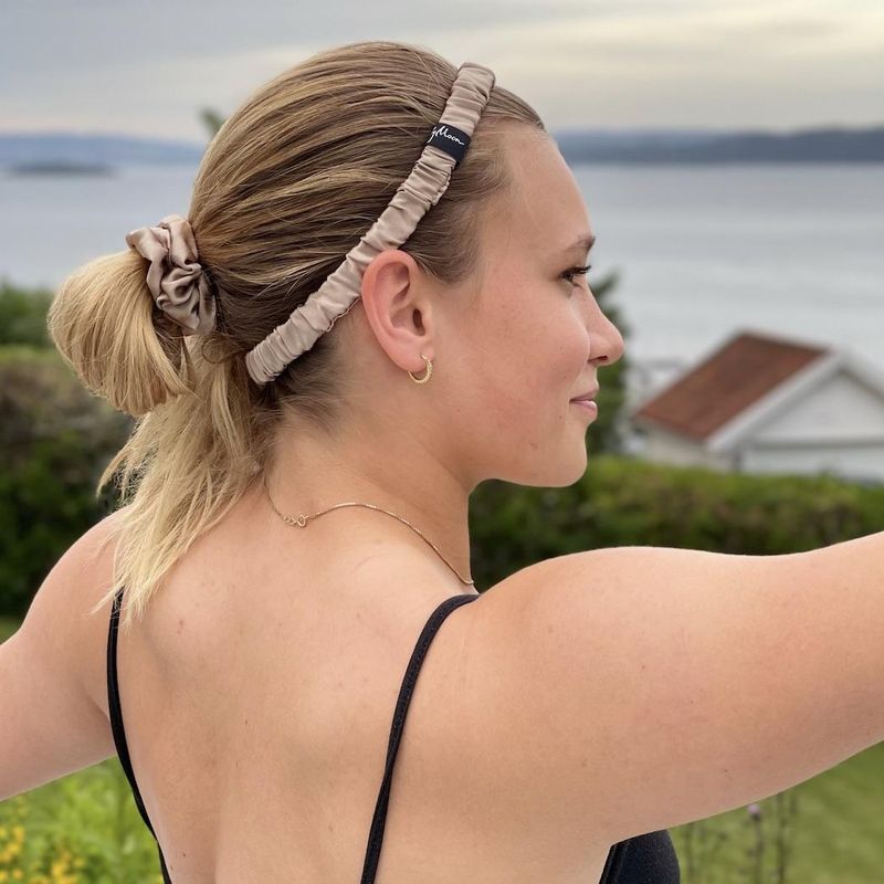 Hårbånd og scrunchie i silke-champagne-sett