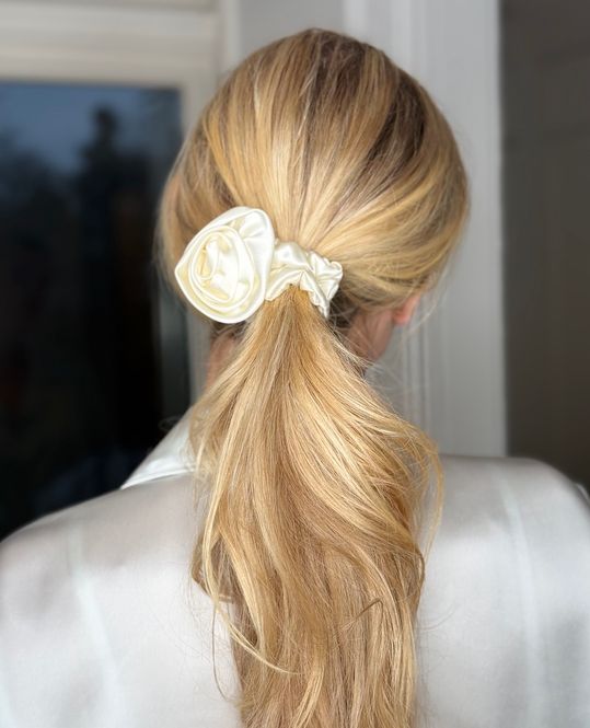 Hovedbilde Scrunchie med rose - krem